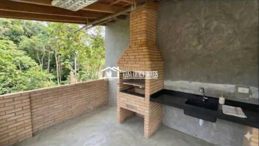 Casa Ampla com 3 Quartos, 4 Vagas e Churrasqueira