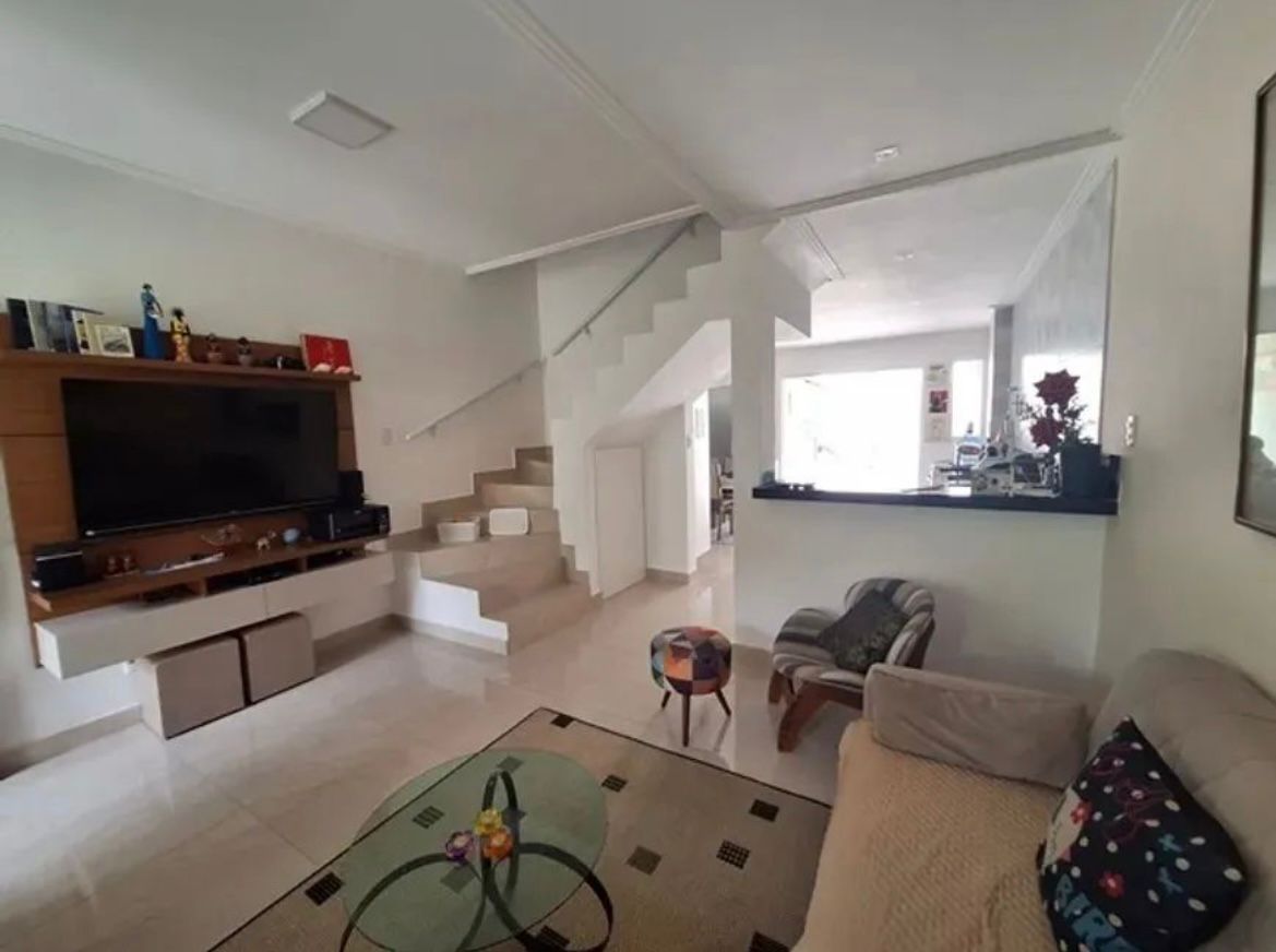 Casa com 2 Quartos, 2 Vagas e Churrasqueira