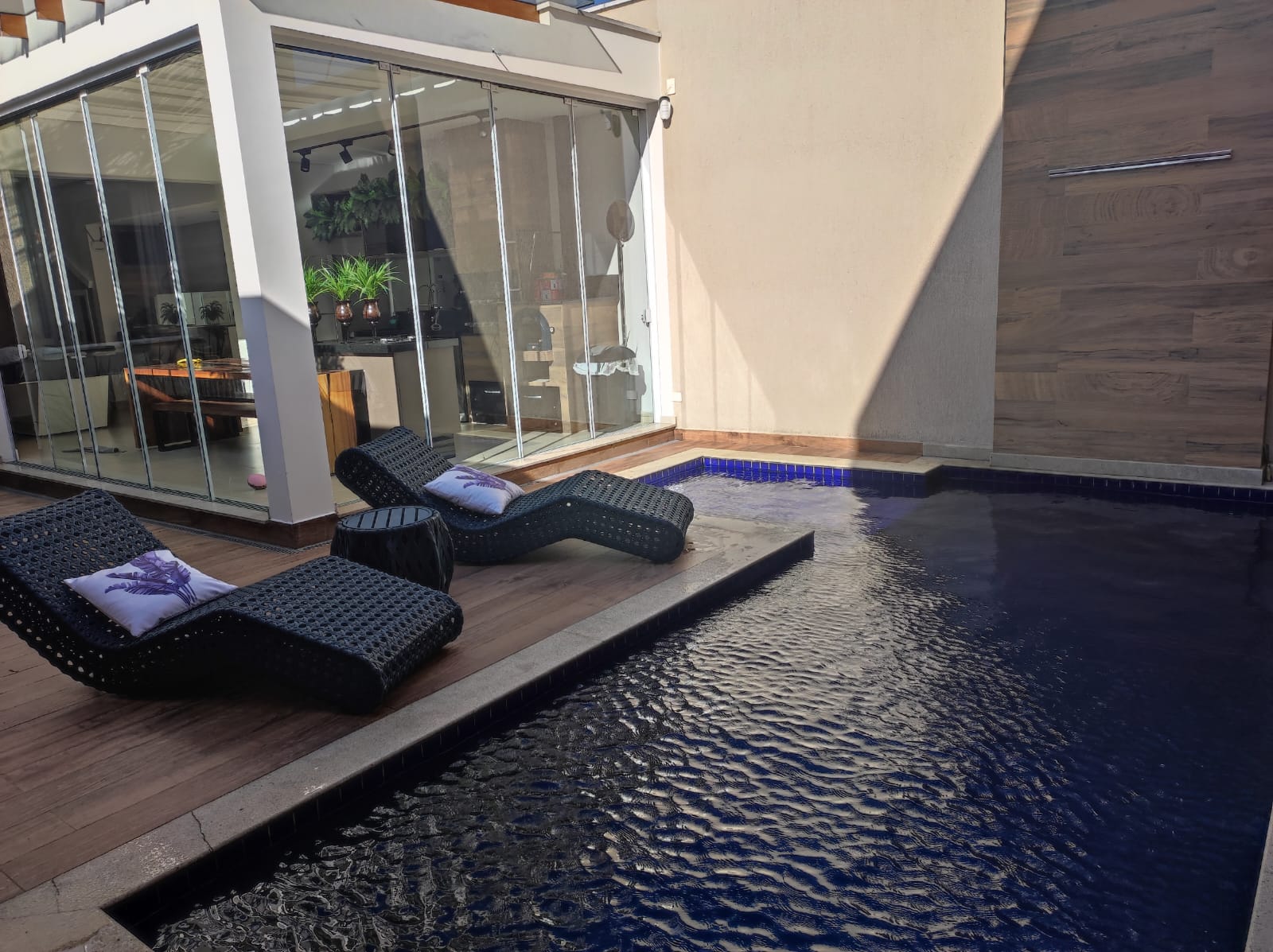Casa Alto Padrão com 3 Suítes e Piscina